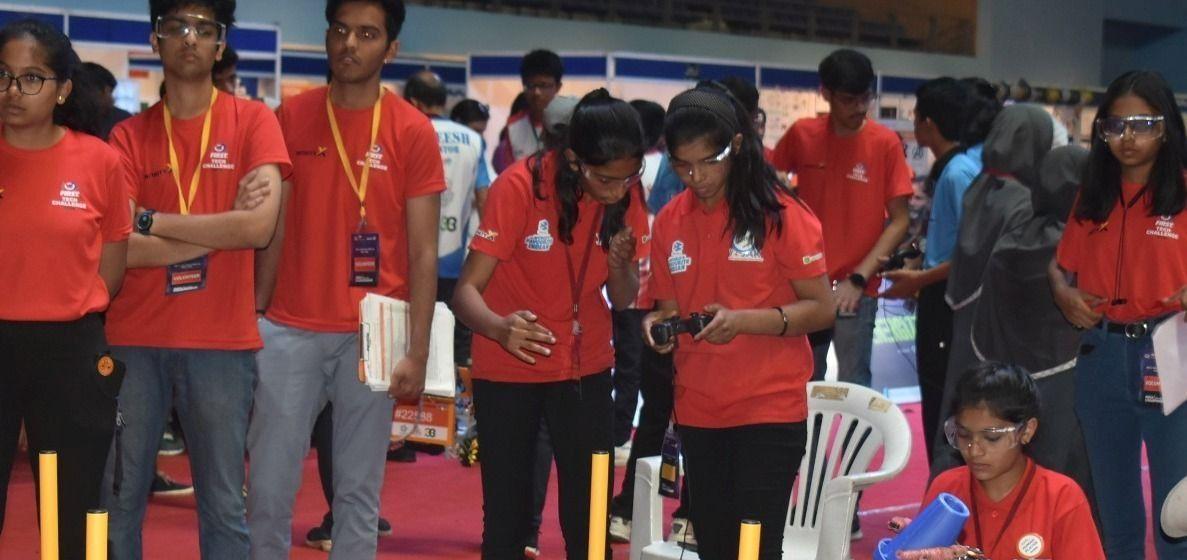 एमबीबीएस की पढ़ाई के लिए 17 साल की उम्र में खेड सेंटर में शामिल हुए ।